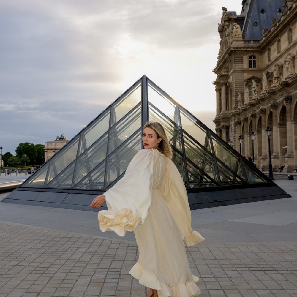 Elegant Cream Flowing Gown/ XS